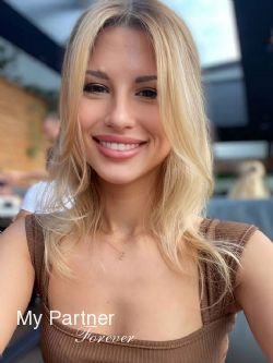 Dating Service to Meet Gorgeous Ukrainian Girl Yuliya from Kiev, Ukraine