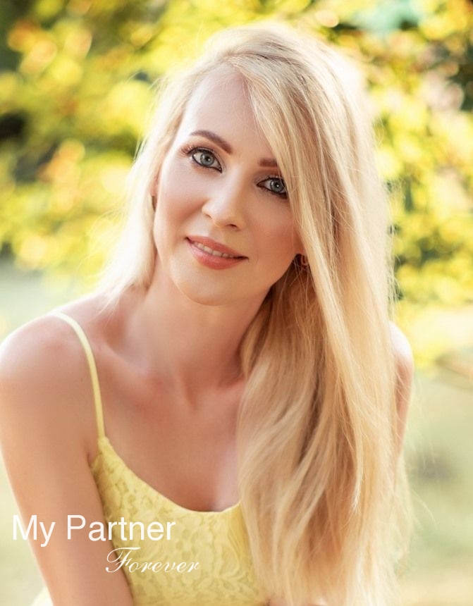 Dating Service to Meet Gorgeous Ukrainian Lady Elena from Poltava, Ukraine