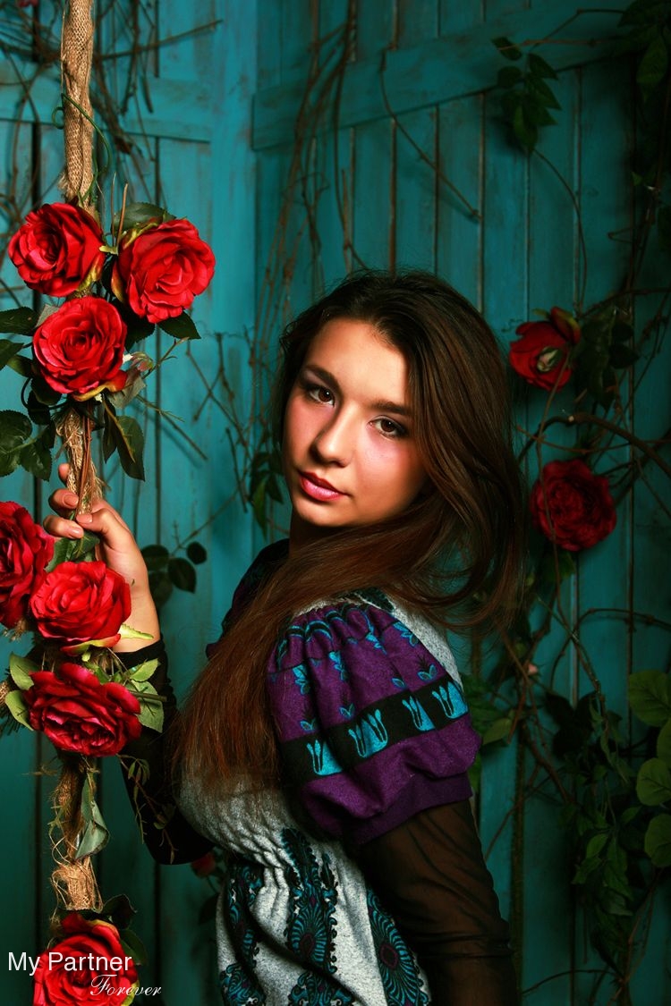 Online Dating with Gorgeous Ukrainian Girl Alena from Kiev, Ukraine