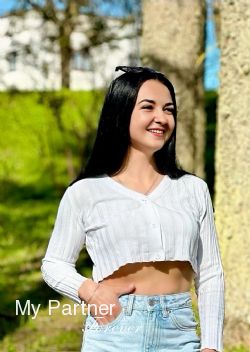 Dating Service to Meet Charming Ukrainian Girl Yuliya from Vinnitsa, Ukraine