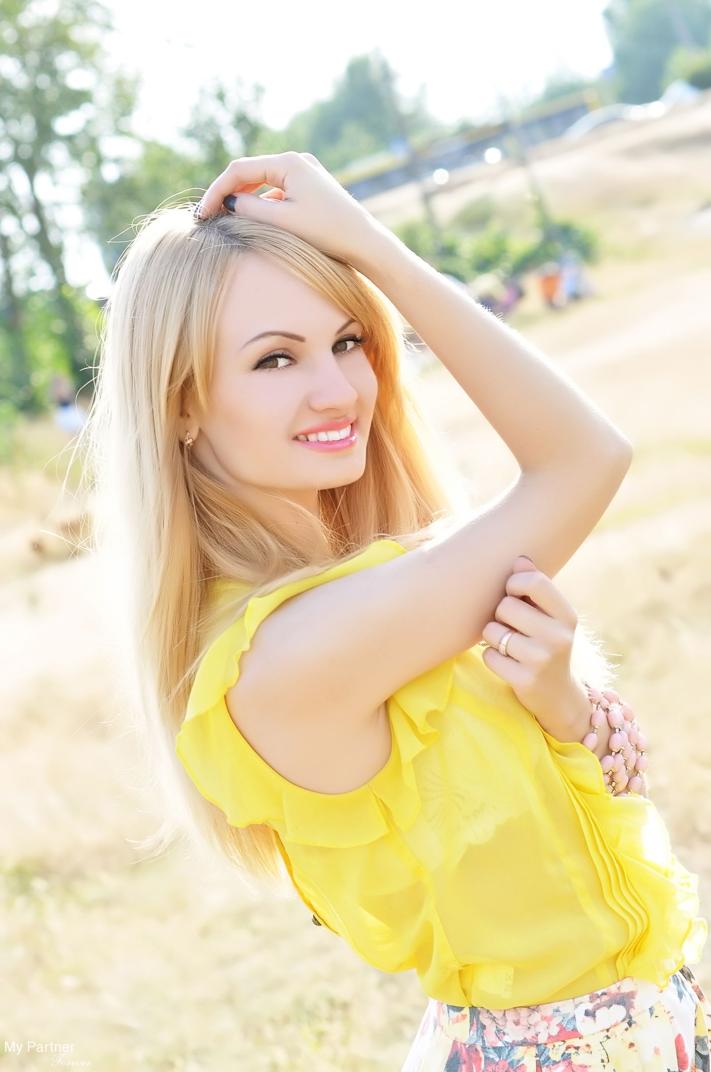 Dating Service to Meet Beautiful Ukrainian Girl Oksana from Kiev, Ukraine