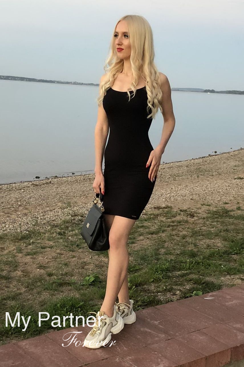 Dating Service to Meet Beautiful Belarusian Woman Yuliya from Minsk, Belarus