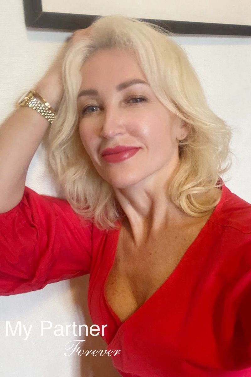 Dating Service to Meet Beautiful Ukrainian Lady Oksana from Kirovograd, Ukraine