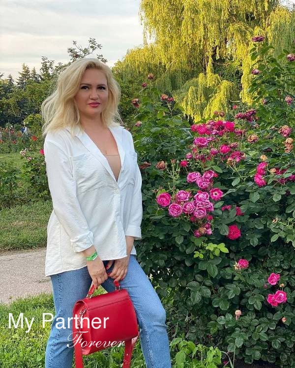 Dating Service to Meet Charming Ukrainian Lady Zhanna from Kiev, Ukraine