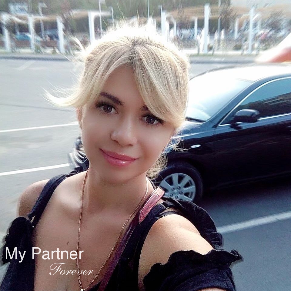 Dating Service to Meet Gorgeous Ukrainian Girl Olena from Vinnitsa, Ukraine