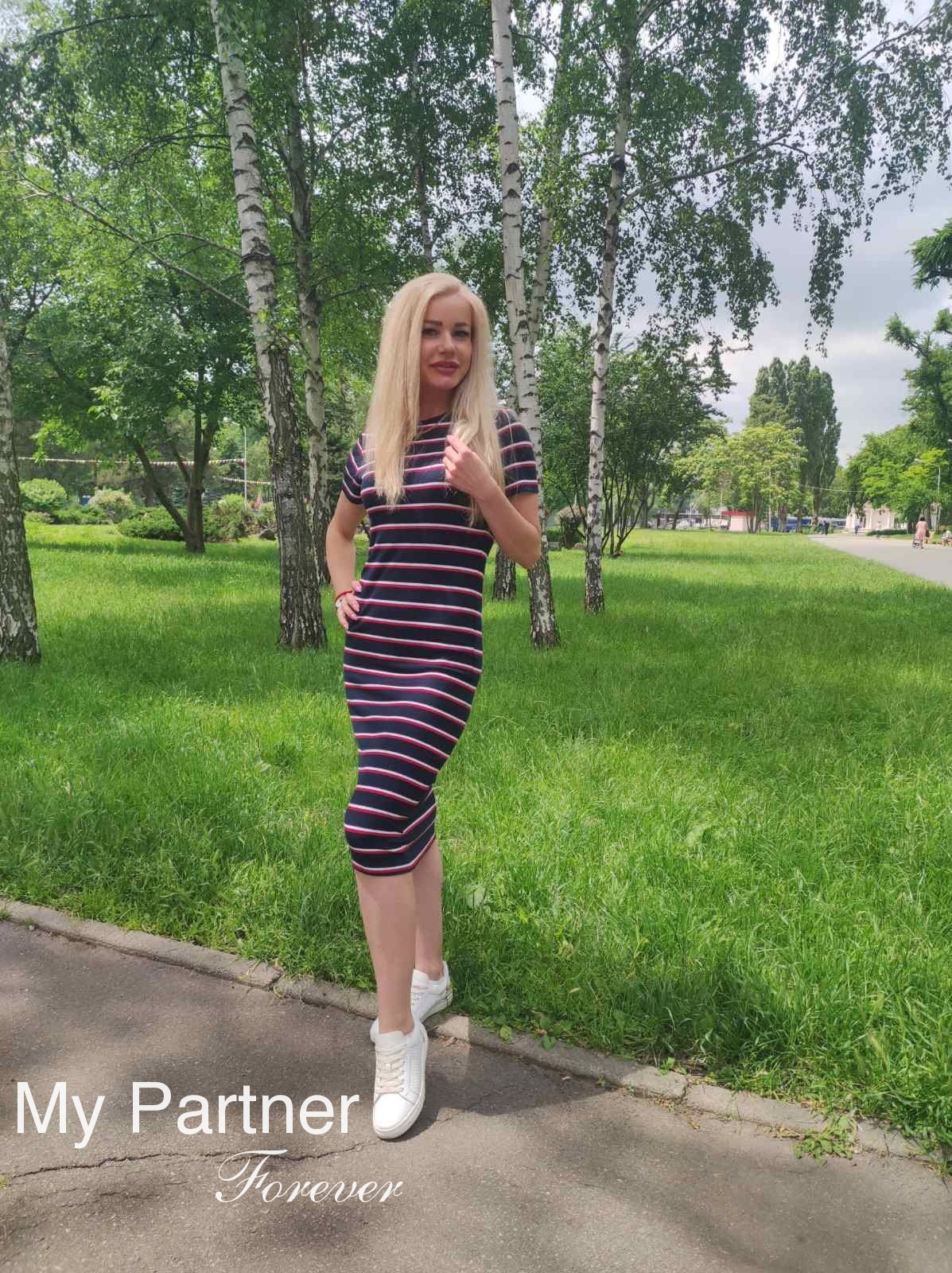 Dating Service to Meet Gorgeous Ukrainian Woman Elena from Dniepropetrovsk, Ukraine