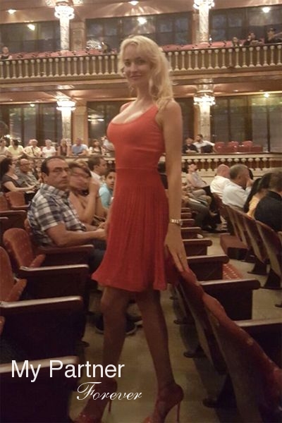 Dating Service to Meet Gorgeous Ukrainian Woman Elena from Kiev, Ukraine