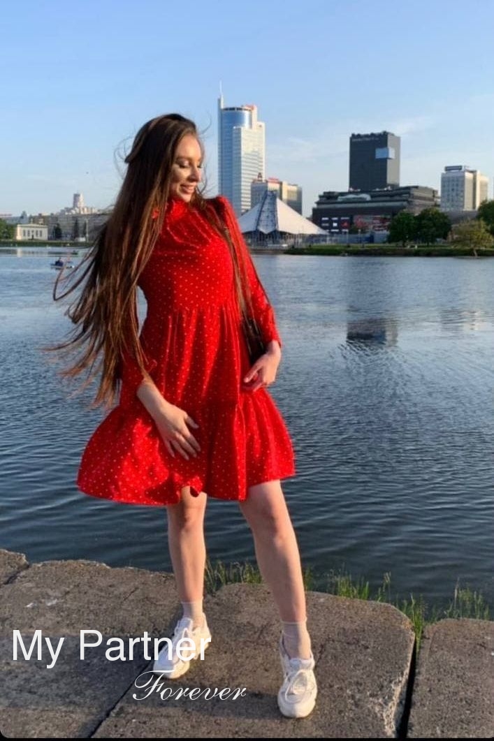 Dating Service to Meet Pretty Belarusian Woman Nina from Minsk, Belarus