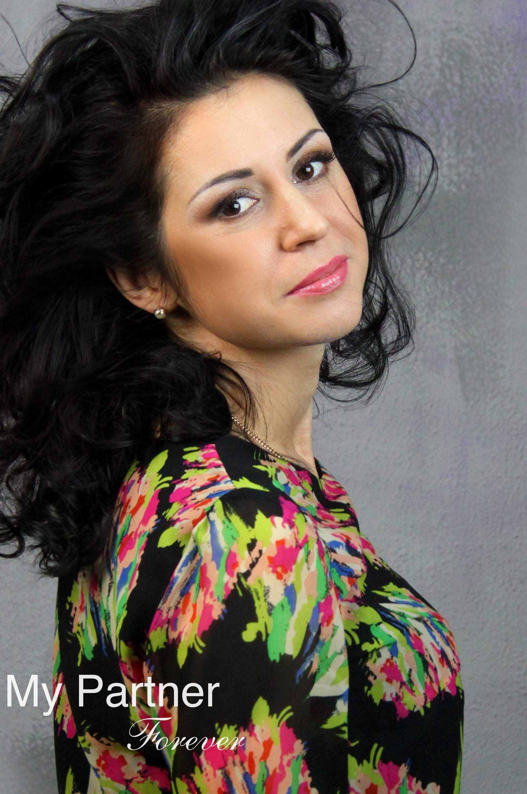 Dating Service to Meet Pretty Ukrainian Woman Yuliya from Poltava, Ukraine