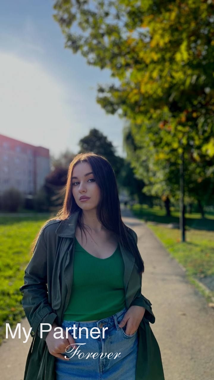 Dating Service to Meet Sexy Ukrainian Girl Alina from Kiev, Ukraine