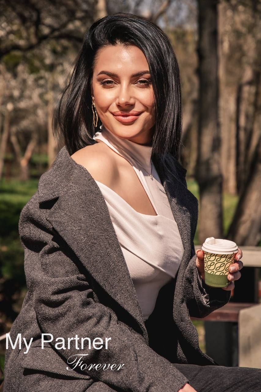Dating Service to Meet Sexy Ukrainian Girl Irina from Chernovtsy, Ukraine