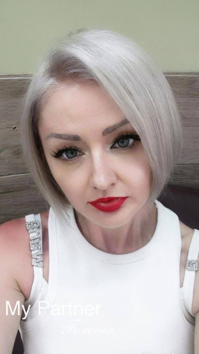 Dating Service to Meet Stunning Ukrainian Girl Yana from Kiev, Ukraine
