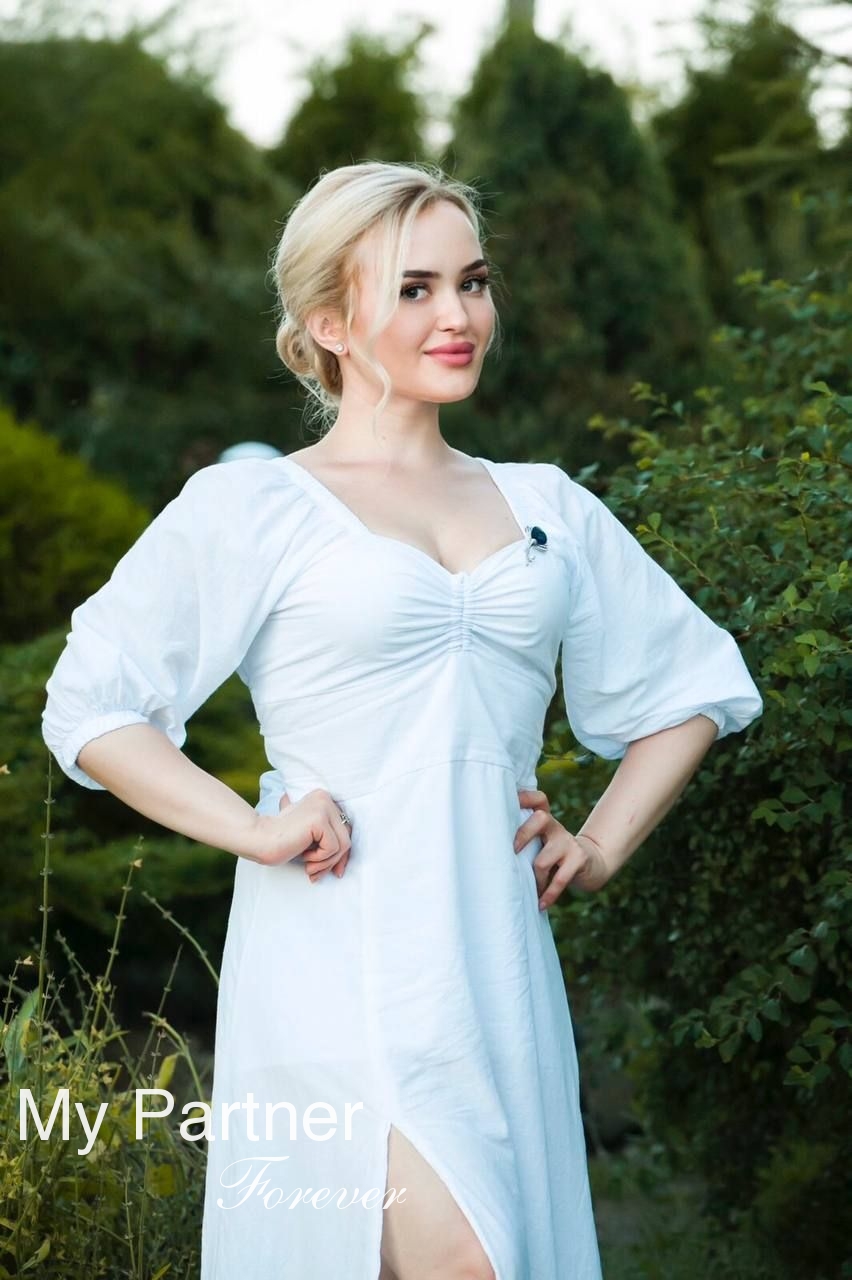 Dating Site to Meet Gorgeous Ukrainian Woman Yuliya from Chernovtsy, Ukraine