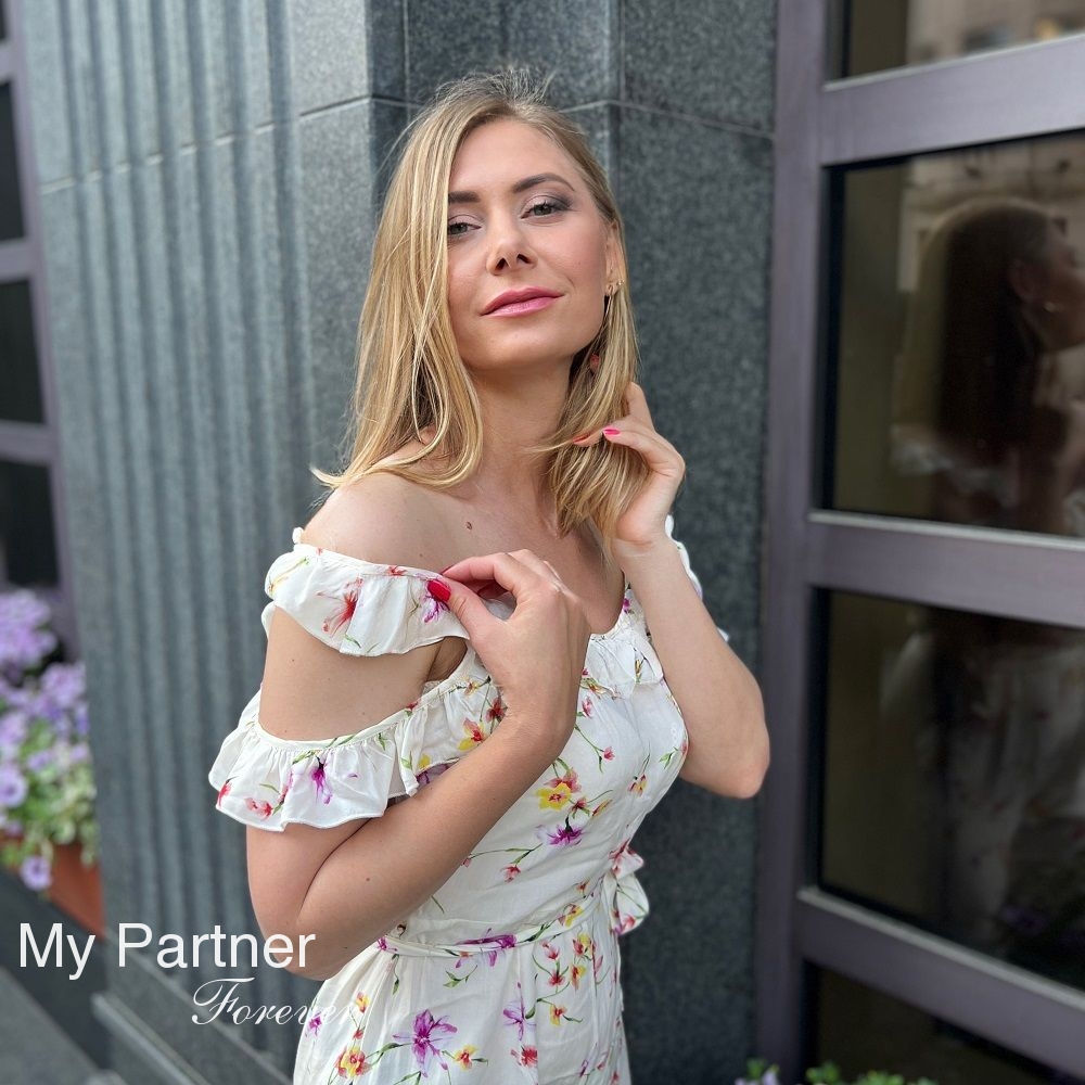 Dating with Charming Ukrainian Girl Larisa from Kiev, Ukraine