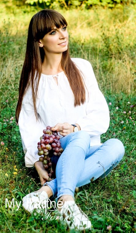 Dating with Charming Ukrainian Girl Yuliya from Poltava, Ukraine