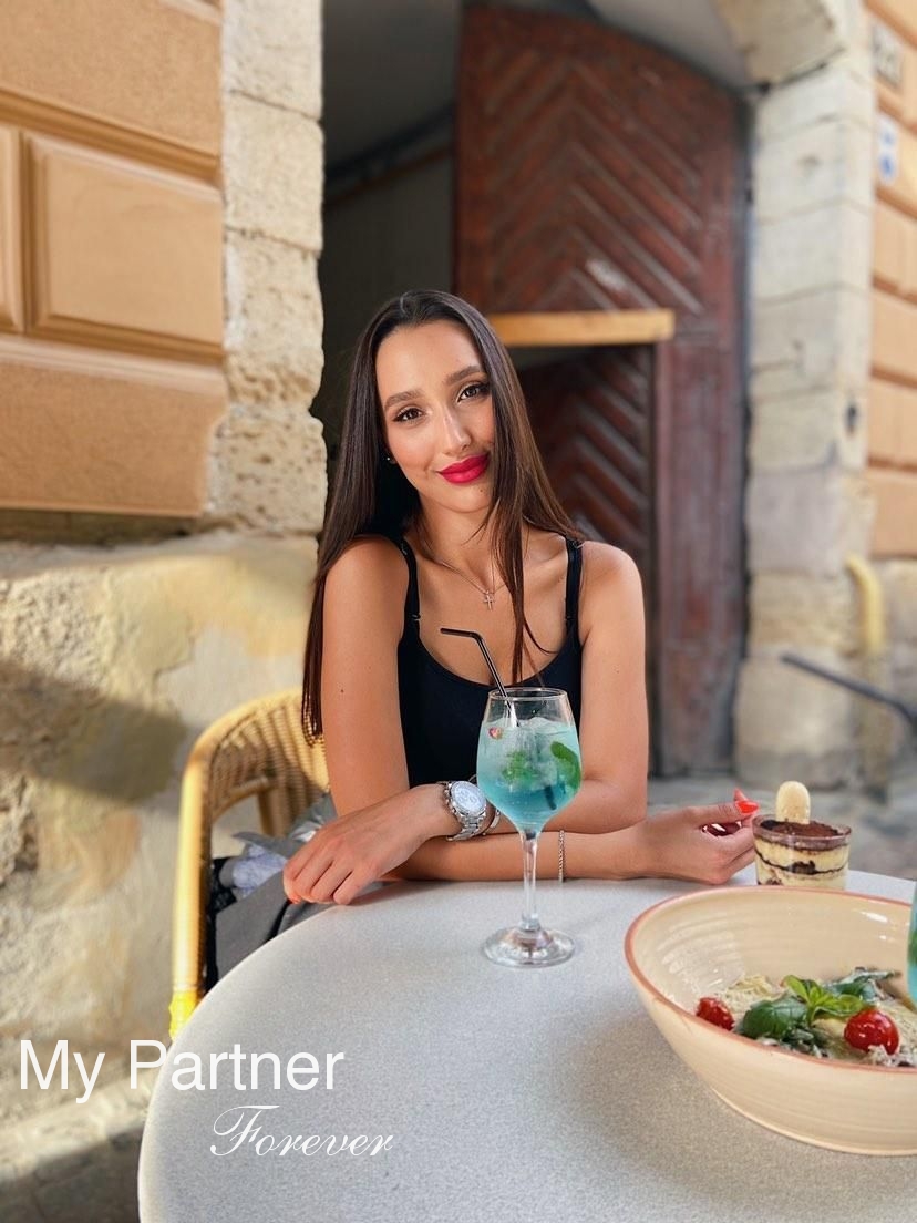 Online Dating with Gorgeous Ukrainian Girl Darya from Lvov, Ukraine