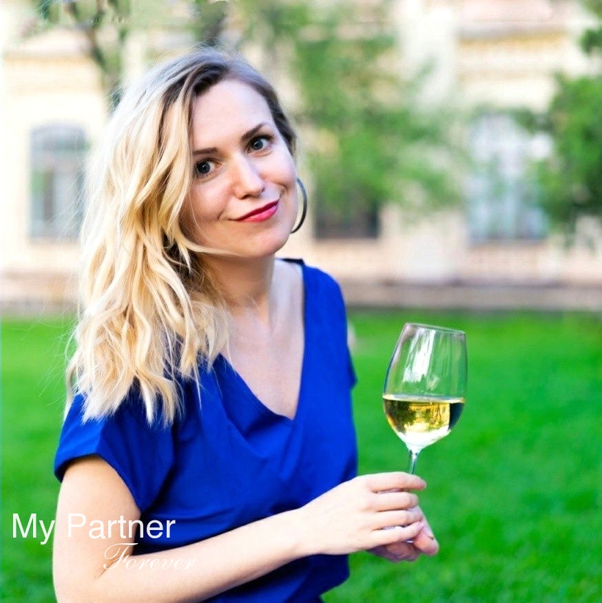 Online Dating with Single Ukrainian Woman Elena from Kiev, Ukraine